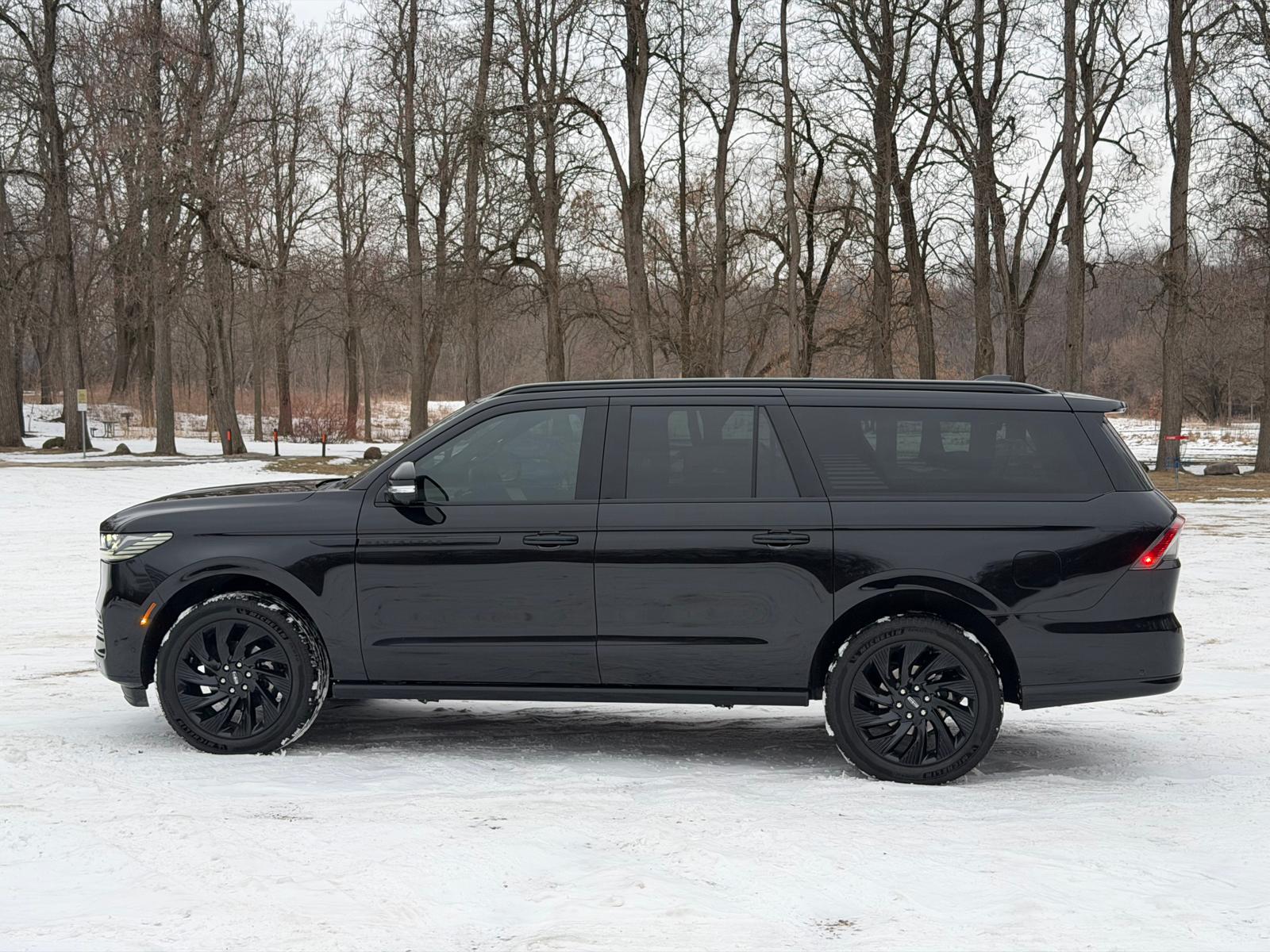 Black Lincoln Navigator from the Elite Limo Group fleet